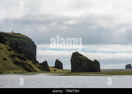 Dyrholaey Lighthouse Tower auf einer felsigen Höhen in der Nähe von Vik, an der Atlantik Küste von Island Stockfoto