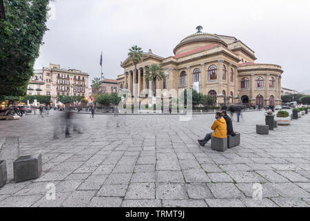 Opernhaus des Theaters Massimo oder Massimo am Sommerlicht auf der Piazza Verdi in Palermo, Sizilien. Stockfoto