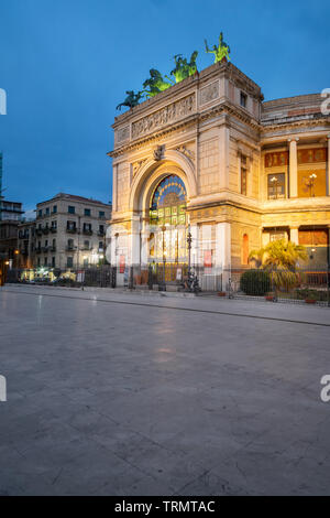 Das Theater "Politeama Garibaldi" oder "Politeama" auf der Piazza Ruggero Settimo in Palermo, Sizilien, nach Sonnenuntergang. Stockfoto