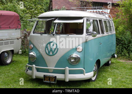 1961 Volkswagen, geteilter Bildschirm camper Van, Orange coast Kalifornien Stockfoto