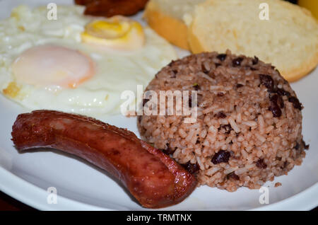 Das traditionelle Frühstück in Costa Rica serviert. Es heißt Gallo Pinto. Stockfoto