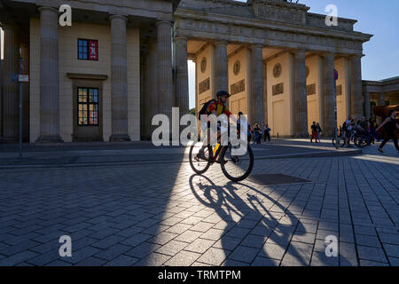 Das Brandenburger Tor wurde im Niemandsland während der Zeit der Mauer. Nur Grenzschutz hatte Zugang zu ihr. Stockfoto