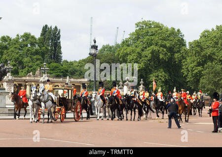 Die Königin von England in der Schottischen Zustandreisebus, Verlassen den Buckingham Palace für die Farbe 2019 Stockfoto