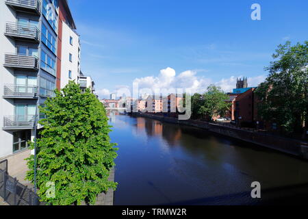 Suchen auf der anderen Seite des Flusses Aire in Leeds City Centre von Crown Point Bridge Stockfoto