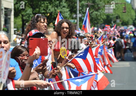 New York, NY: Tausende von Menschen an der jährlichen Puerto Rican Day Parade entlang der Fifth Avenue in New York City teilgenommen am 9. Juni 2019. Stockfoto