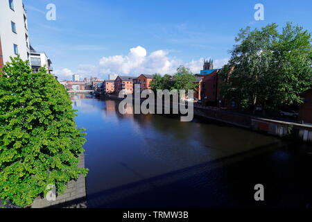 Suchen auf der anderen Seite des Flusses Aire in Leeds City Centre von Crown Point Bridge Stockfoto