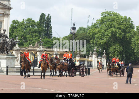 Mitglieder der Königlichen Familie verlassen den Buckingham Palace für die Farbe 2019 Stockfoto