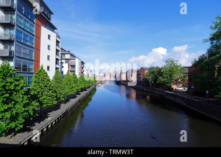 Suchen auf der anderen Seite des Flusses Aire in Leeds City Centre von Crown Point Bridge Stockfoto