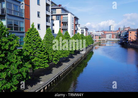 Suchen auf der anderen Seite des Flusses Aire in Leeds City Centre von Crown Point Bridge Stockfoto