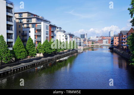 Suchen auf der anderen Seite des Flusses Aire in Leeds City Centre von Crown Point Bridge Stockfoto