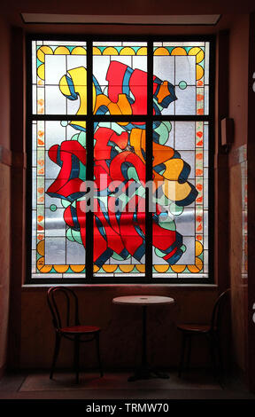 Graffiti gestalteten Glasfenster von Pasta Oner am Lucerna in Prag Stockfoto