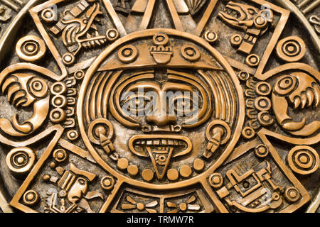 Ansicht schließen Der tonatiuh Gesicht in der Mitte der alten aztekischen Kalender, auch genannt der aztekischen Sonne Stein Stockfoto