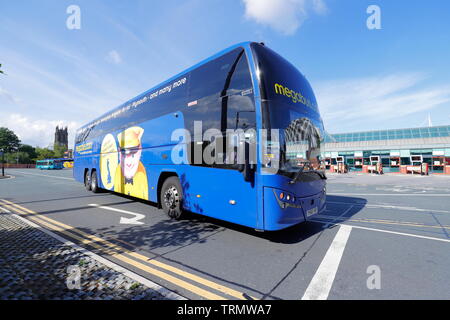 Megabus verlassen Leeds Busbahnhof Stockfoto