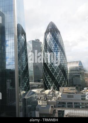 Blick auf die Gurke und die umliegenden Wolkenkratzer; von der Dachterrasse bei 120 Fenchurch Street im Herzen der Stadt Stockfoto