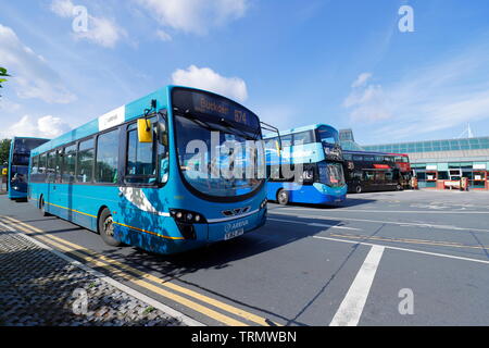 Busse am Busbahnhof in Leeds Stockfoto