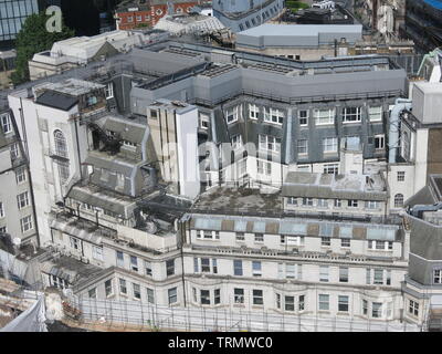 Luftaufnahme der Dächer und Gebäude unterschiedlicher Höhe in London's Central Business District, Fenchurch Street Stockfoto
