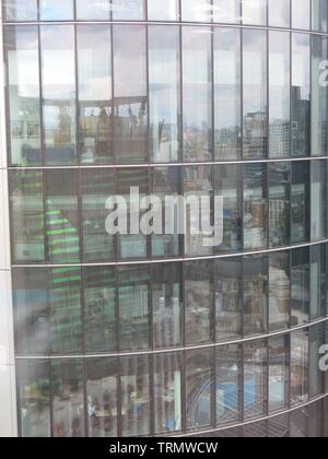 Nahaufnahme der Zeilen von Windows in einem modernen Büro Hochhaus im Zentrum von London; mehrere Reflexionen von anderen Gebäuden erstellen Wellen und Muster Stockfoto