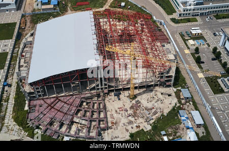 Luftaufnahme von einer großen industriellen Gebäude mit einem Turm Kran Stockfoto