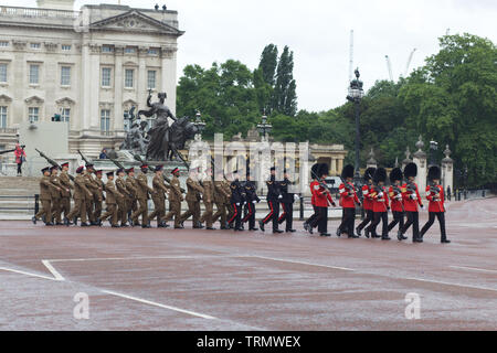 Royal Irish Regiment mit der irischen Guard kombiniert vorbei marschierenden Kanada Tor auf der Mall für die Farbe 2019 Stockfoto