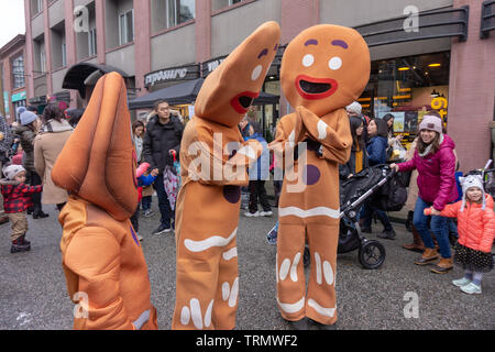 Vancouver, BC, Kanada - 11/25/18: Lebkuchen Kostüm Tanz und Schauspiel auf einer Straße der Stadt, während Yaletown CandyTown in der Weihnachtszeit Stockfoto