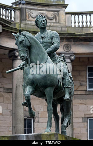 Das Reiterstandbild von Charles II gekleidet wie ein römischer Kaiser in Parliament Square, Altstadt, Edinburgh, Schottland, Großbritannien. Stockfoto