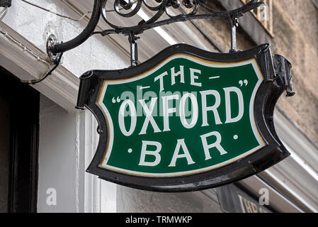 Melden Sie sich außerhalb der Oxford Bar in Young Street, das Wasserloch des Ian Rankins fiktiven Inspector Rebus. Stockfoto