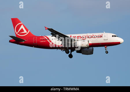 ISTANBUL/TÜRKEI - 28. MÄRZ 2019: Atlasglobal Airbus A319 TC-ATD Passagierflugzeug der Landung am Flughafen Istanbul Atatürk Stockfoto