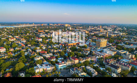 Rainbow Zeile und der Innenstadt von Charleston, South Carolina, USA Skyline Luftbild. Stockfoto