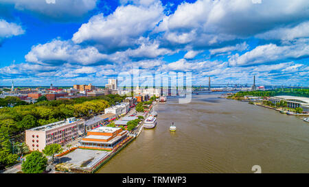 Savannah, Georgia, USA Downtown Skyline Antenne entlang der Savannah River Stockfoto