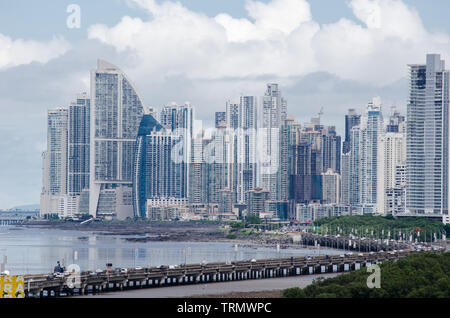 Panama City Skyline von Costa del Este Nachbarschaft gesehen. Der Korridor, die das Stadtzentrum mit Tocumen Flughafen verbindet, wird auch gesehen. Stockfoto