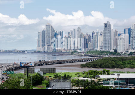 Panama City Skyline von Costa del Este Nachbarschaft gesehen. Der Korridor, die das Stadtzentrum mit Tocumen Flughafen verbindet, wird auch gesehen. Stockfoto