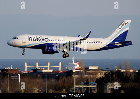 ISTANBUL/TÜRKEI - 28. MÄRZ 2019: IndiGo Airbus A320 NEO VT-IZJ Passagierflugzeug der Landung am Flughafen Istanbul Atatürk Stockfoto