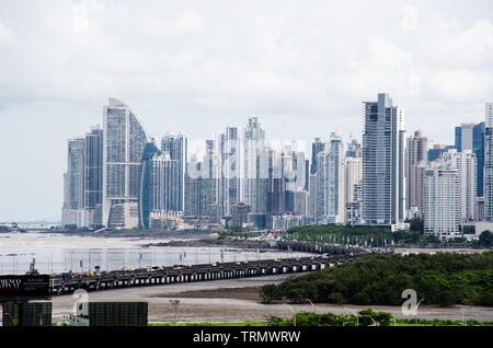 Panama City Skyline von Costa del Este Nachbarschaft gesehen. Der Korridor, die das Stadtzentrum mit Tocumen Flughafen verbindet, wird auch gesehen. Stockfoto