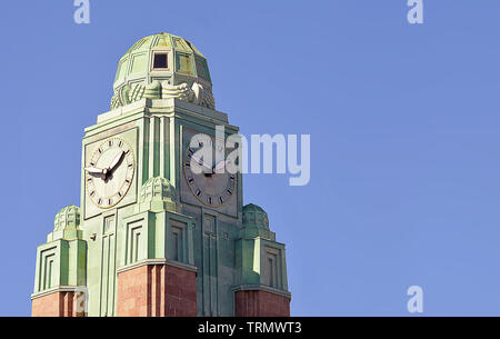 HELSINKI, Finnland - 6 April 2019: Eliel Saarinen Hauptbahnhof mit Kupfer - erstklassige Clock Tower wurde 1914 fertiggestellt. Stockfoto