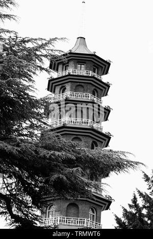 Die große Pagode in Kew Gardens Royal Botanic Gardens in London. Schwarz/Weiß-Bild. Stockfoto