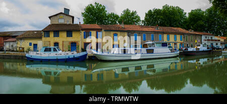 Boote aus Holz in den Canal du Midi. Südfrankreich Stockfoto