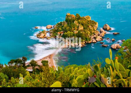 Isola Bella - eine kleine felsige Insel an der Ostküste Siziliens, in der Nähe der historischen Stadt Taormina Stockfoto