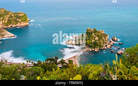 Isola Bella - eine kleine felsige Insel an der Ostküste Siziliens, in der Nähe der historischen Stadt Taormina Stockfoto