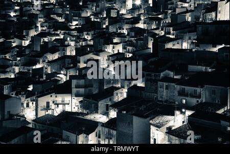 Nachtlandschaft in Schwarz-Weiß von Prizzi, einem kleinen Ort entlang der alten Straße Via Francigena in der Provinz Palermo, Sizilien Stockfoto