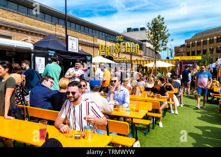 Menschen essen zu einem freien Markt im Sommer, Essig Yard, London, UK Stockfoto