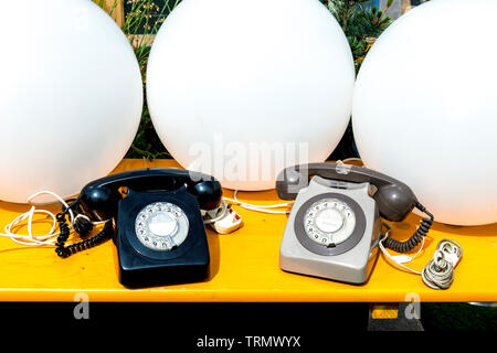 Retro analoge Rotary Telefonen an Essig Hof Flohmarkt, London, UK Stockfoto