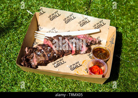 Seltene steak Street Food von oben in meinem Grill an Essig Yard, London, UK Stockfoto