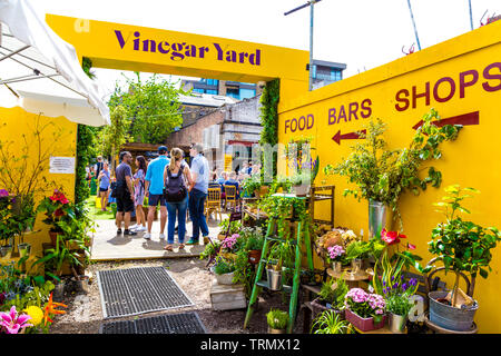 Blumen und Pflanzen stall und Eingang Essig Hof Essen und Flohmarkt, London, UK Stockfoto