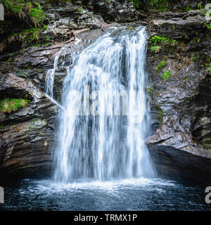 Falloch fällt. Wasserfall im Wald. majestätischen Landschaft Schottlands. Ruhe der unberührten, Scottish Environment. Schönheit in der Natur. Energie des Wassers. Stockfoto