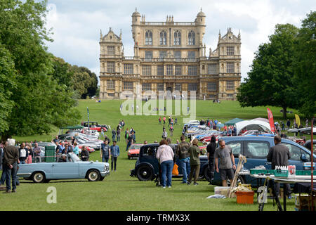 Autos verlassen in einer Prozession, bei Autorama, mit wollaton Hall im Hintergrund, Nottingham, Stockfoto