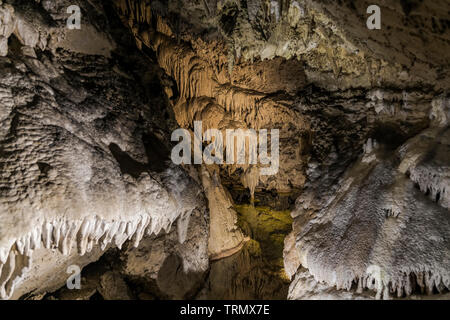 Stalaktiten in der Höhle. Slowakei Stockfoto