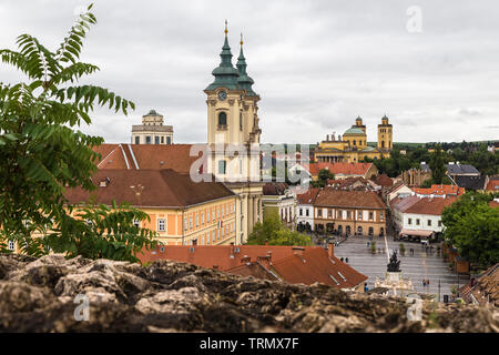 Blick von der Stadtmauer der historischen Innenstadt von Eger - Minoritenkirche auf dem Platz Dobo Istvan, Eger Basilika. Ungarn Stockfoto