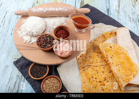 Kochen traditionellen türkischen Yufka (Backwaren, Pfannkuchen) auf dem Herd. Nahaufnahme auf die Backen. Handgemachtes Gebäck Konzept. Stockfoto