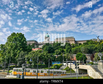 Die Budaer Burg mit gelben Straßenbahn an einem sonnigen Tag. Budapest - Ungarn Stockfoto