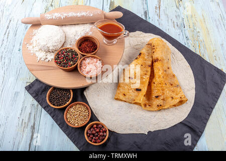 Kochen traditionellen türkischen Yufka (Backwaren, Pfannkuchen) auf dem Herd. Nahaufnahme auf die Backen. Handgemachtes Gebäck Konzept. Stockfoto